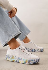 Renee - Białe Skórzane Sneakersy na Plaformie w Pióra z Perforacją Tidessa. Okazja: na co dzień. Kolor: biały. Materiał: skóra. Wzór: aplikacja #1