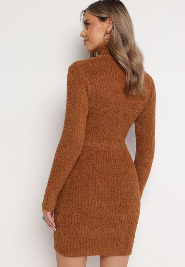 Born2be - Brązowa Prążkowana Sukienka z Golfem Dzianina z Wełną Sedia. Typ kołnierza: golf. Kolor: brązowy. Materiał: dzianina, prążkowany, wełna. Długość rękawa: długi rękaw. Długość: mini