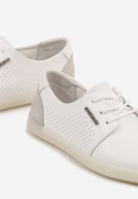 Renee - Białe Sneakersy ze Skóry Naturalnej z Perforacją Dolianea. Okazja: na co dzień. Kolor: biały. Materiał: skóra #6