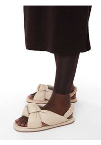 Kazar - Sandały damskie w kolorze złamanej bieli. Zapięcie: pasek. Materiał: skóra. Wzór: paski. Sezon: lato. Styl: elegancki #6