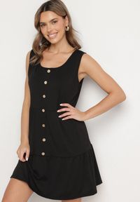 Born2be - Czarna Sukienka o Rozkloszowanym Kroju na Szerokich Ramiączkach z Guzikami Saniella. Okazja: na co dzień. Kolor: czarny. Długość rękawa: na ramiączkach. Typ sukienki: rozkloszowane. Styl: elegancki, casual, klasyczny #1