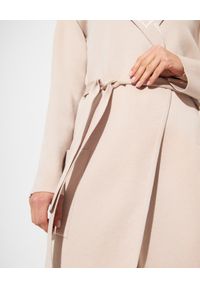 Elisabetta Franchi - ELISABETTA FRANCHI - Kremowy płaszcz z monogramem. Kolor: beżowy. Wzór: aplikacja #2
