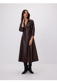 Reserved - Sukienka z imitacji skóry - brązowy. Kolor: brązowy. Materiał: skóra #1
