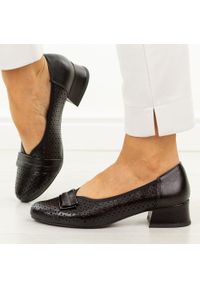 Czarne ażurowe czółenka damskie na obcasie M.Daszyński Sa279-5. Okazja: na co dzień. Nosek buta: okrągły. Kolor: czarny. Szerokość cholewki: normalna. Wzór: ażurowy. Materiał: skóra. Sezon: wiosna, lato. Obcas: na obcasie. Styl: casual, elegancki, klasyczny, wizytowy. Wysokość obcasa: niski #1