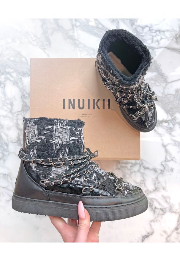 Inuikii - INUIKII - Czarne śniegowce z łańcuchem. Wysokość cholewki: za kostkę. Nosek buta: okrągły. Kolor: czarny. Materiał: lakier, tkanina, materiał. Szerokość cholewki: normalna. Wzór: aplikacja