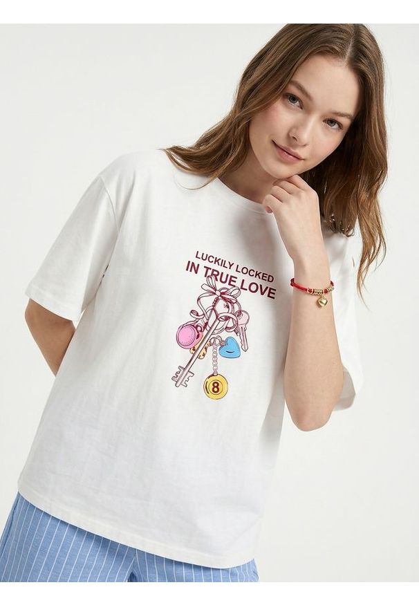 Sinsay - Bawełniana koszulka z krótkim rękawem i nadrukiem - kremowy. Kolor: kremowy. Materiał: bawełna. Długość rękawa: krótki rękaw. Długość: krótkie. Wzór: nadruk