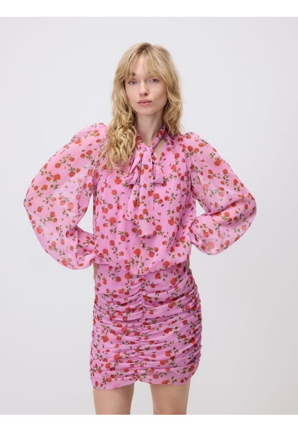 Reserved - Sukienka mini z wiązaniem - wielobarwny. Materiał: tkanina. Długość: mini