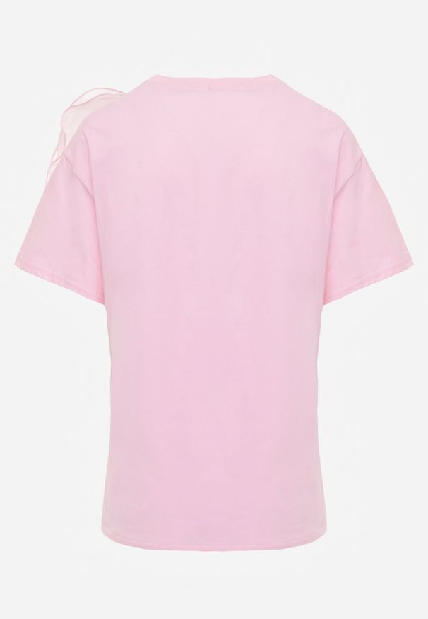 Renee - Różowy Bawełniany T-shirt z Krótkim Rękawem i Ozdobnym Kwiatem Krissas. Okazja: na co dzień, na spotkanie biznesowe, do pracy. Kolor: różowy. Materiał: bawełna. Długość rękawa: krótki rękaw. Długość: krótkie. Wzór: kwiaty. Styl: biznesowy, casual, elegancki
