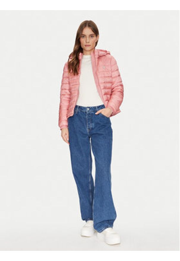Guess Jeans Kurtka puchowa W5RL99 WHAB2 Różowy Regular Fit. Kolor: różowy. Materiał: syntetyk