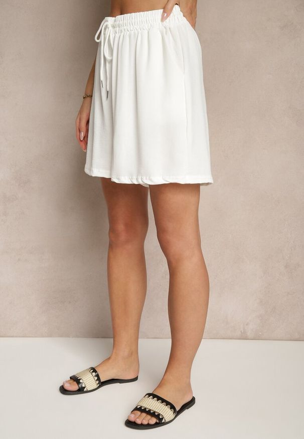 Renee - Białe Szorty z Wiskozą High Waist Puvione. Okazja: na co dzień. Stan: podwyższony. Kolor: biały. Materiał: wiskoza. Styl: casual