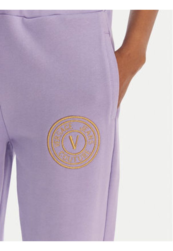Versace Jeans Couture Spodnie dresowe 80HAAT02 CF01T Fioletowy Regular Fit. Kolor: fioletowy. Materiał: bawełna