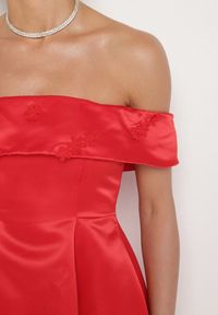 Born2be - Czerwona Satynowa Sukienka Hiszpanka Vices z Kwiatowymi Aplikacjami Fennalisa. Okazja: na ślub cywilny, na wesele, na imprezę. Typ kołnierza: dekolt hiszpanka. Kolor: czerwony. Materiał: satyna. Wzór: aplikacja, kwiaty. Sezon: lato #5