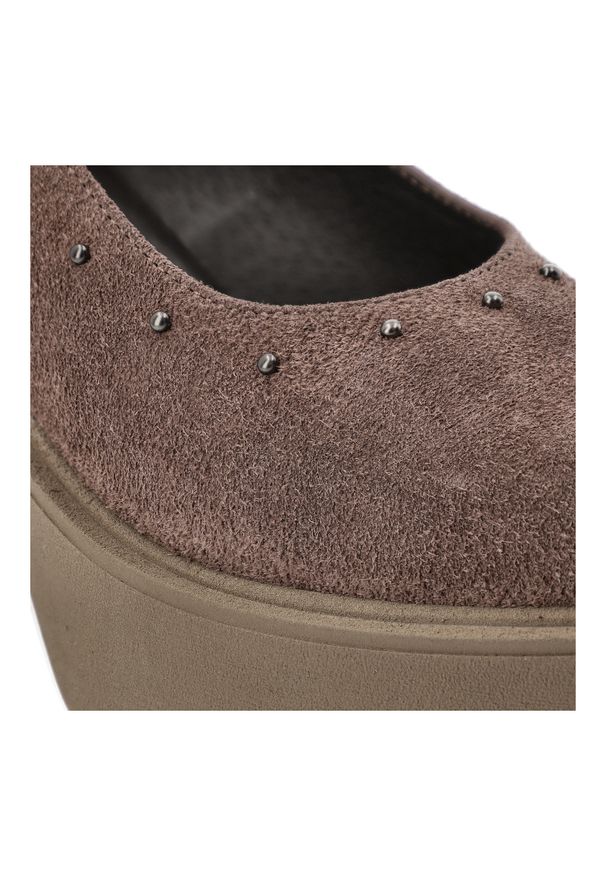 Brązowe Półbuty Karino Eleganckie Obuwie Damskie Na Obcasie. Okazja: na co dzień. Kolor: brązowy. Materiał: welur. Wzór: aplikacja. Obcas: na obcasie. Styl: elegancki. Wysokość obcasa: średni