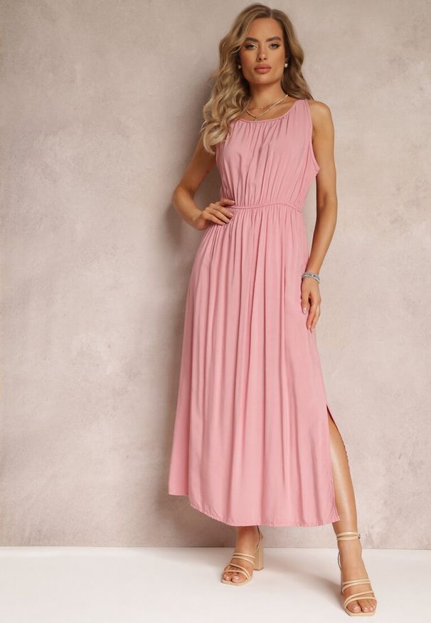 Renee - Jasnoróżowa Wiskozowa Sukienka z Gumką w Talii Na Ramiączkach Suzias. Kolor: różowy. Materiał: wiskoza. Długość rękawa: na ramiączkach. Wzór: gładki
