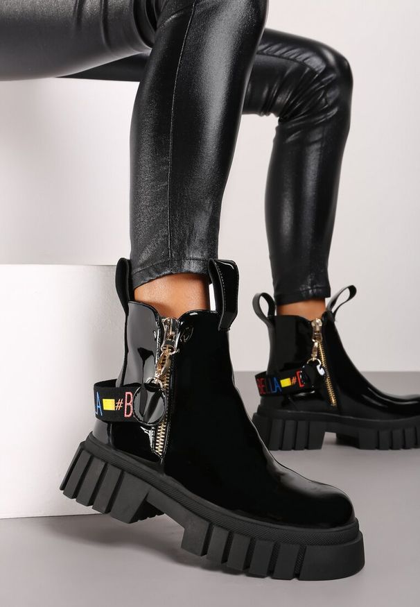 Born2be - Czarne Botki Lakierowane Workery z Odpinaną Taśmą z Napisem Teribelle. Okazja: na co dzień. Kolor: czarny. Materiał: lakier. Wzór: napisy. Obcas: na obcasie. Styl: casual, rockowy. Wysokość obcasa: średni