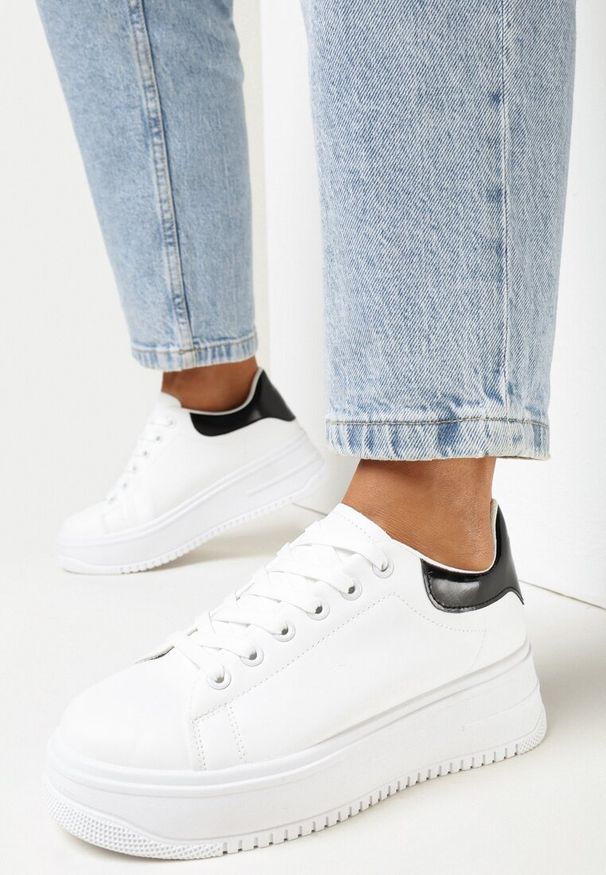 Born2be - Biało-Czarne Sneakersy na Grubej Podeszwie Drina. Kolor: biały