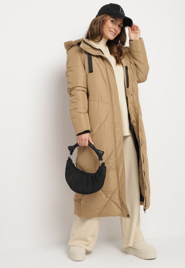 Born2be - Beżowa Pikowana Kurtka o Długim Pudełkowym Kroju z Kapturem i Kieszeniami Attesina. Okazja: na co dzień. Typ kołnierza: kaptur. Kolor: beżowy. Materiał: wełna, jeans. Długość: długie. Sezon: zima. Styl: klasyczny, casual, elegancki
