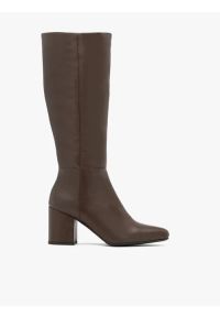 Ryłko - Brązowe kozaki z szeroką cholewką. Zapięcie: zamek. Kolor: brązowy. Materiał: skóra. Szerokość cholewki: szeroka. Obcas: na obcasie. Styl: street, elegancki. Wysokość obcasa: średni #1