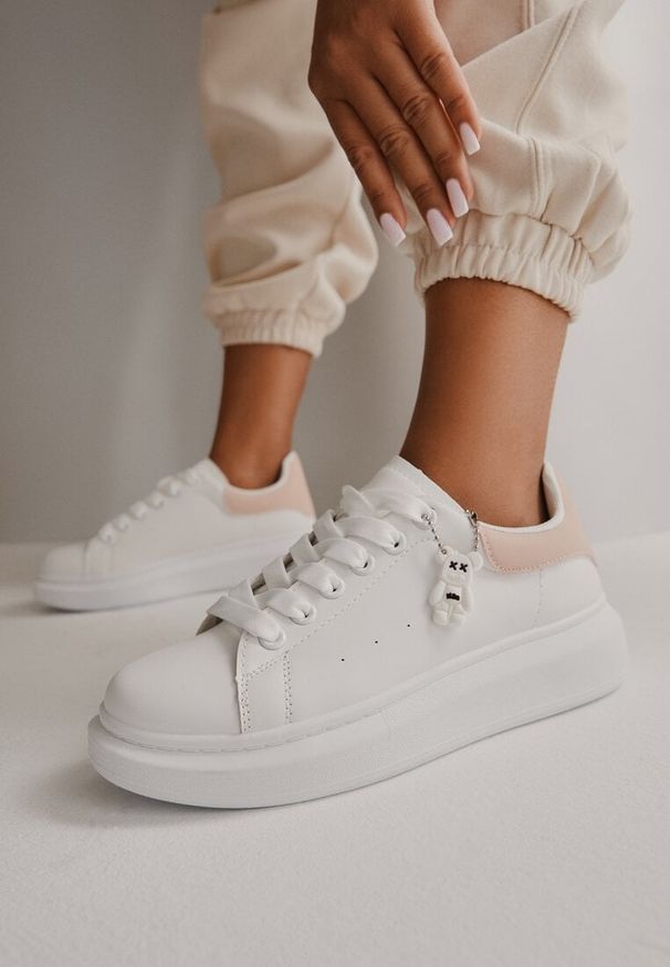 Born2be - Biało-Różowe Klasyczne Sneakersy z Ozdobną Zawieszką Tenevia. Okazja: na co dzień. Nosek buta: okrągły. Zapięcie: sznurówki. Kolor: biały