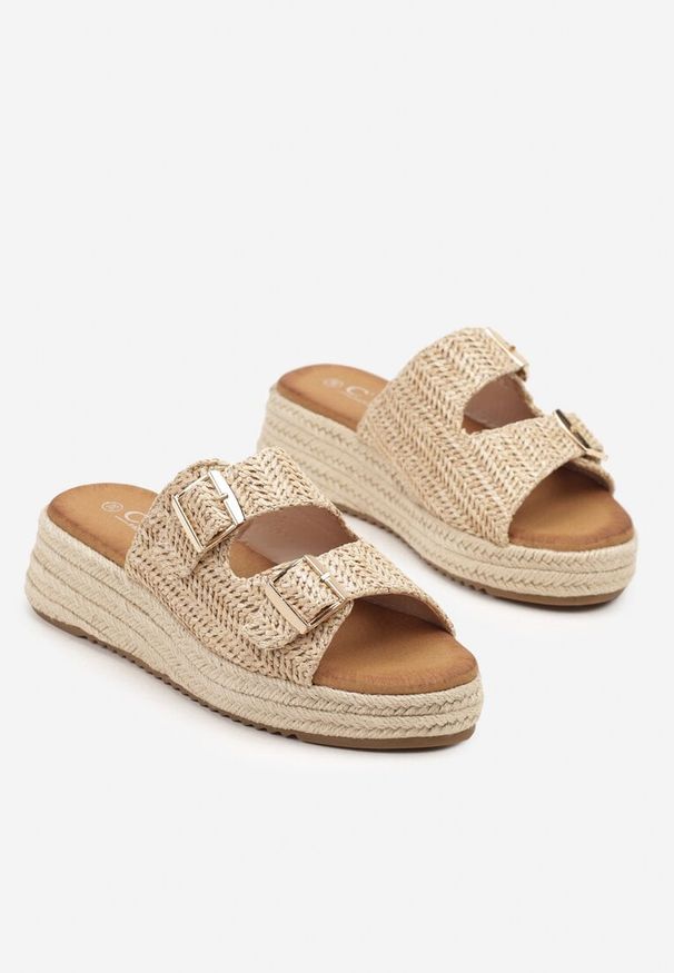 Renee - Ciemnobeżowe Klapki na Plecionej Podeszwie Ozdobionej Klamrami Liaritia. Kolor: beżowy. Materiał: len, zamsz. Wzór: aplikacja. Sezon: lato. Obcas: na koturnie. Styl: elegancki