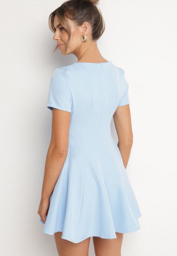 Born2be - Jasnoniebieska Rozkloszowana Sukienka z Krótkim Rękawem i Ozdobnymi Przeszyciami Meporea. Okazja: na co dzień. Kolor: niebieski. Długość rękawa: krótki rękaw. Styl: casual, elegancki, klasyczny