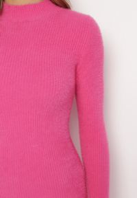 Born2be - Fuksjowa Sweterkowa Sukienka Midi Wełniana z Prążkowaną Fakturą Johnnath. Kolor: różowy. Materiał: wełna, prążkowany. Długość: midi #4