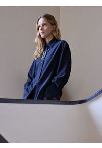 Reserved - Koszula w prążek - szary. Kolor: szary. Materiał: wiskoza, tkanina. Wzór: prążki #1