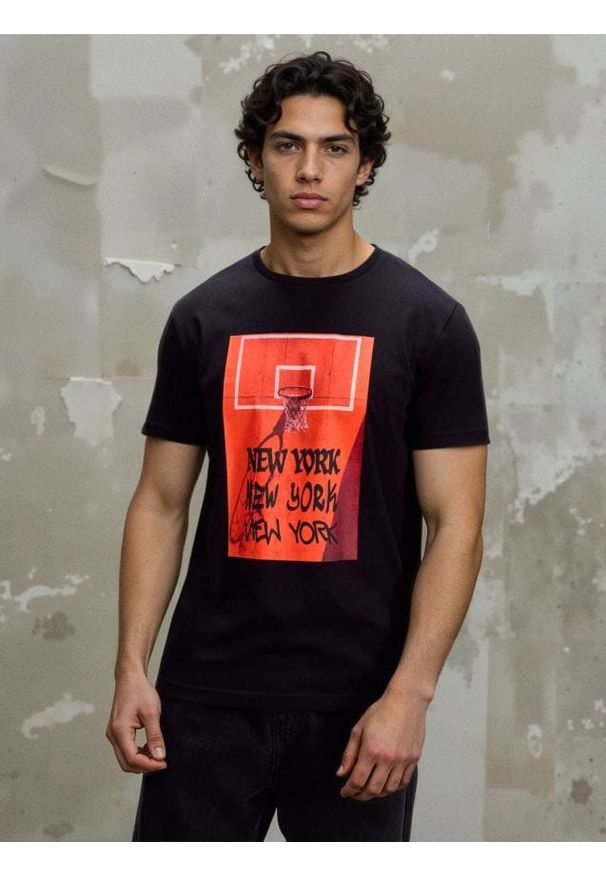 Sinsay - Bawełniana koszulka z nadrukiem - czarny. Kolor: czarny. Materiał: bawełna. Wzór: nadruk