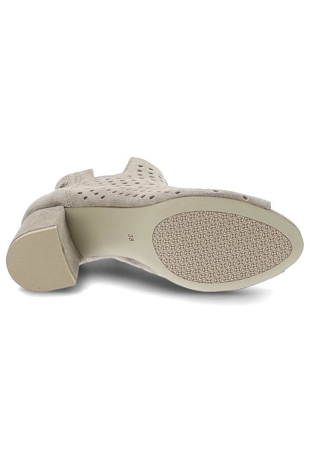 Beżowe Botki Maciejka Wygodne Skórzane Buty Damskie. Okazja: na uczelnię, na co dzień, do pracy. Kolor: beżowy. Materiał: skóra. Szerokość cholewki: normalna. Wzór: ażurowy. Styl: casual