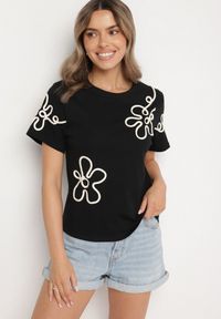 Born2be - Czarny T-shirt z Kwiatowymi Aplikacjami Tilenna. Okazja: na co dzień. Kolor: czarny. Materiał: jeans. Wzór: aplikacja, kwiaty. Styl: klasyczny, elegancki, casual #7