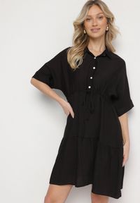 Born2be - Czarna Sukienka Koszulowa z Wiskozy z Kołnierzykiem i Wiązaniem Nanieria. Okazja: na co dzień. Kolor: czarny. Materiał: wiskoza. Długość rękawa: krótki rękaw. Typ sukienki: koszulowe. Styl: casual, boho #4