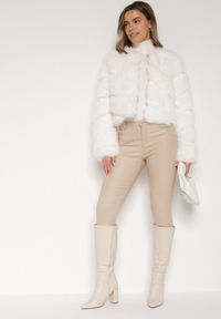 Born2be - Biała Krótka Kurtka z Futerkiem na Haftki Loreinda. Okazja: na co dzień. Kolor: biały. Materiał: futro. Długość: krótkie. Styl: casual, elegancki #3
