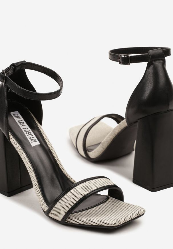 Renee - Czarne Klasyczne Sandały na Słupku Odelaria. Okazja: na randkę, na co dzień. Zapięcie: sprzączka. Kolor: czarny. Materiał: jeans. Sezon: wiosna. Obcas: na słupku. Styl: klasyczny