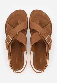 Renee - Jasnobrązowe Sandały Japonki VICES z Ozdobnym Paskiem i Klamrą Vendan. Okazja: na co dzień. Zapięcie: klamry. Kolor: brązowy. Materiał: jeans. Sezon: lato. Styl: casual, elegancki #9