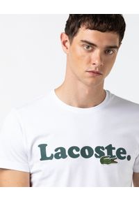 Lacoste - LACOSTE - Biały t-shirt z nadrukiem logo Regular Fit. Kolor: biały. Materiał: jeans, bawełna. Wzór: nadruk. Styl: klasyczny, sportowy #3