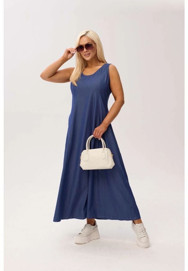 Moda Size Plus Iwanek - Sukienka denimowa Tessa MAXI – lekko taliowana, z kieszeniami OVERSIZE PLUS SIZE XXL WIOSNA LATO. Okazja: na co dzień, na spacer, do pracy. Kolekcja: plus size. Materiał: materiał, skóra, tkanina, poliester, wiskoza. Sezon: lato, wiosna. Typ sukienki: oversize, dla puszystych. Styl: elegancki, casual. Długość: maxi