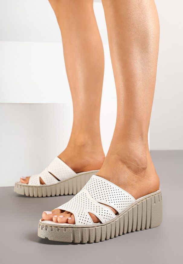 Born2be - Białe Klapki Vices na Koturnie z Perforacją Sarvelina. Okazja: na co dzień. Kolor: biały. Materiał: materiał. Obcas: na koturnie. Styl: elegancki, casual