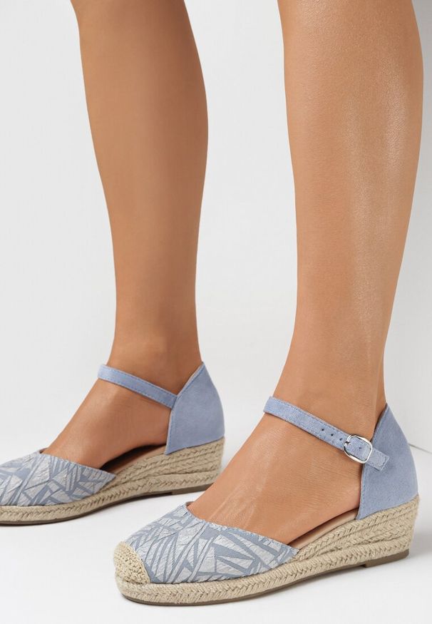 Born2be - Niebieskie Sandały Callolea. Nosek buta: okrągły. Zapięcie: sprzączka. Kolor: niebieski. Materiał: materiał. Wzór: aplikacja. Sezon: wiosna, lato. Obcas: na koturnie