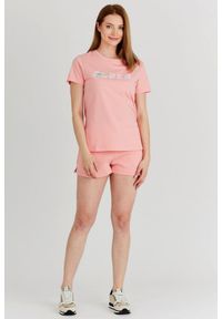 Guess - GUESS Brzoskwiniowy t-shirt damski z kolorowym logo, Rozmiar M. Kolor: różowy. Materiał: bawełna. Wzór: kolorowy #3