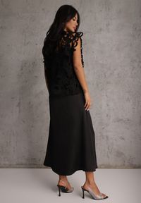 Renee - Czarna Bawełniano-Wiskozowa Sukienka Slip Dress z Ozdobną Narzutką Sagossia. Okazja: na co dzień. Kolor: czarny. Materiał: wiskoza, bawełna. Długość rękawa: na ramiączkach. Wzór: aplikacja. Styl: casual #2