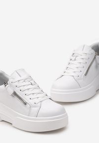 Born2be - Białe Sneakersy ze Skóry Naturalnej na Platformie Ozdobione Suwakiem Jugeria. Okazja: na co dzień. Kolor: biały. Materiał: skóra. Wzór: aplikacja. Obcas: na platformie #4