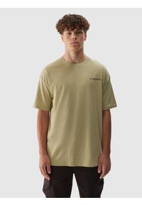 4f - T-shirt oversize z nadrukiem męski - khaki. Okazja: na co dzień. Kolor: brązowy, wielokolorowy, oliwkowy. Materiał: jersey, dzianina, bawełna. Długość rękawa: krótki rękaw. Długość: krótkie. Wzór: nadruk. Styl: sportowy, casual, klasyczny