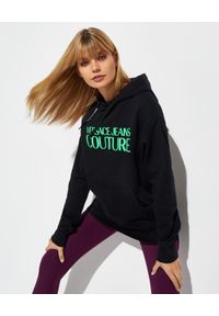 Versace Jeans Couture - VERSACE JEANS COUTURE - Czarna bluza z kapturem. Okazja: na co dzień. Typ kołnierza: kaptur. Kolor: czarny. Materiał: bawełna. Długość rękawa: długi rękaw. Długość: długie. Wzór: aplikacja, nadruk. Styl: casual #9