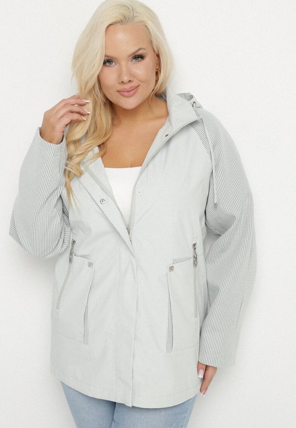 Born2be - Zielona Kurtka Wiatrówka z Odpinanym Kapturem i Ściągaczami Arseli. Okazja: na co dzień. Kolekcja: plus size. Kolor: zielony. Materiał: jeans, tkanina, poliester. Długość rękawa: długi rękaw. Długość: długie. Styl: casual, elegancki