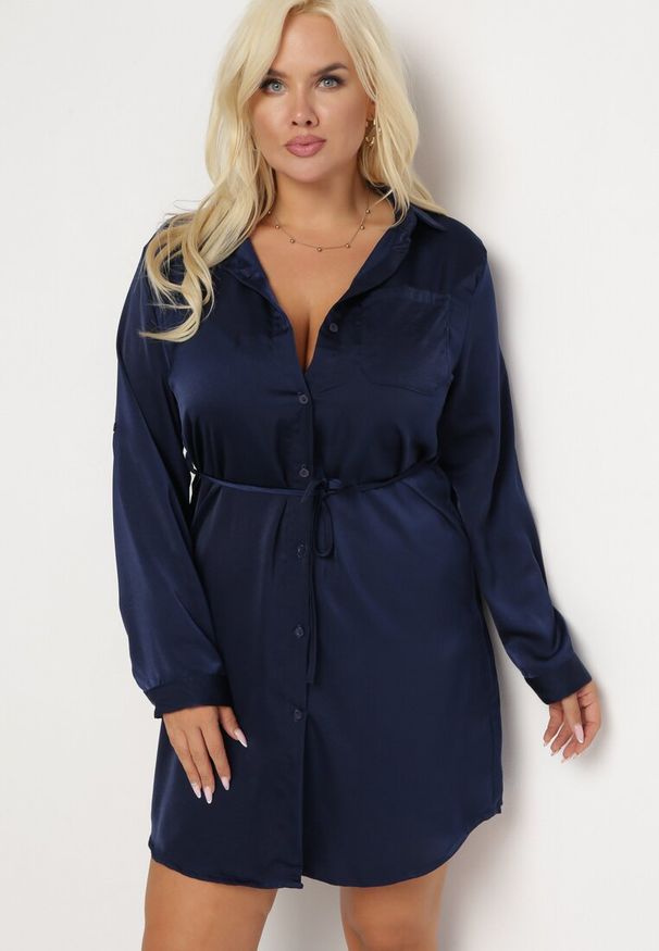 Born2be - Granatowa Sukienka Mini Zapinana na Guziki z Cienkim Materiałowym Paskiem Venudda. Kolor: niebieski. Materiał: materiał. Wzór: aplikacja. Długość: mini