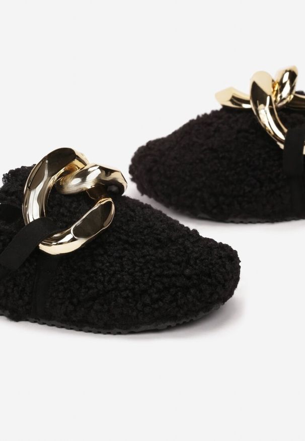 Born2be - Czarne Klapki z Futerka z Ozdobnym Łańcuchem Delli. Kolor: czarny. Materiał: futro. Sezon: wiosna, lato. Styl: klasyczny