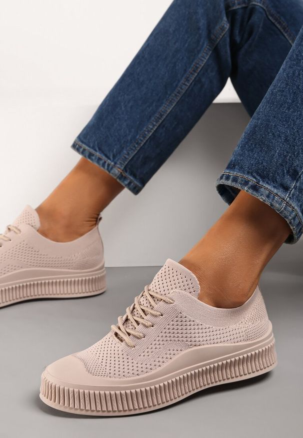 Renee - Ciemnobeżowe Trampki Accia. Okazja: na co dzień. Wysokość cholewki: przed kostkę. Nosek buta: okrągły. Kolor: beżowy. Materiał: guma, materiał. Szerokość cholewki: normalna. Wzór: jednolity. Styl: sportowy, casual, młodzieżowy