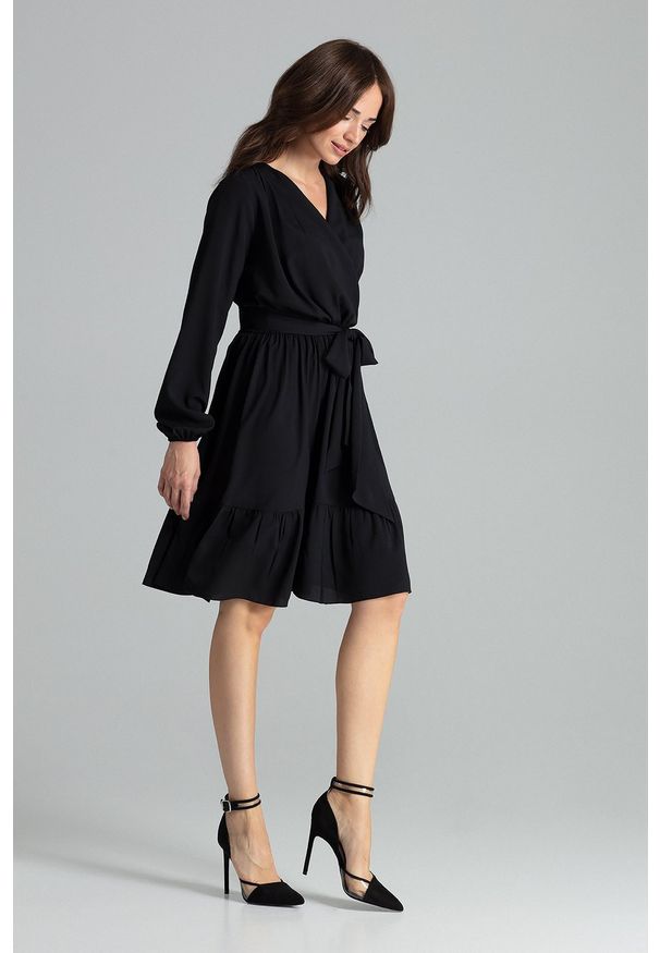 Sukienki.shop - Sukienka boho rozkloszowana kopertowa midi z falbaną czarna. Okazja: na imprezę, na randkę. Kolor: czarny. Typ sukienki: kopertowe. Styl: boho. Długość: midi
