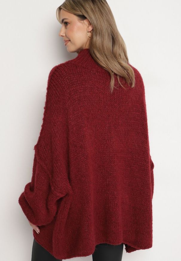 Born2be - Bordowy Golf z Wełną o Kroju Oversize z Obniżoną Linią Ramion Lilenae. Okazja: na co dzień. Typ kołnierza: golf. Kolor: czerwony. Materiał: wełna. Długość rękawa: długi rękaw. Długość: długie. Sezon: jesień, zima. Styl: casual, elegancki