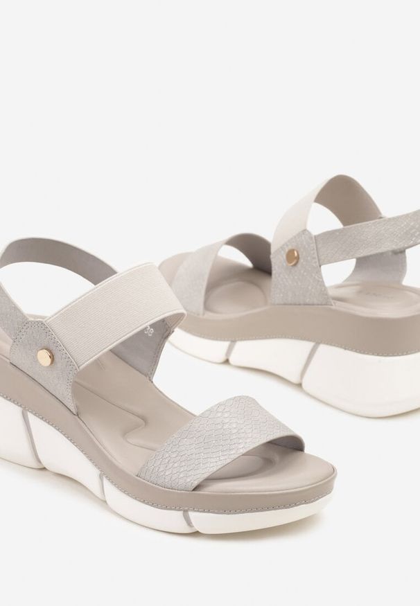 Born2be - Szare Sandały na Tłoczonym Koturnie z Elastycznym Paskiem i Brokatem Lisovella. Okazja: na co dzień. Zapięcie: pasek. Kolor: szary. Materiał: jeans. Wzór: aplikacja. Obcas: na koturnie. Styl: casual